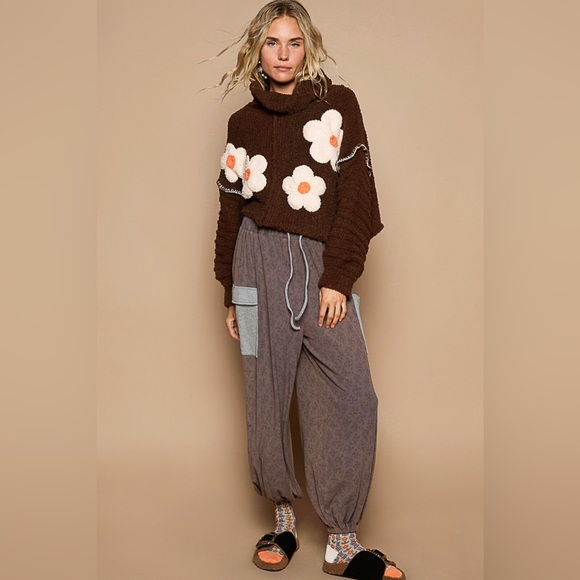 #069 B32 POL Brown sweater with floral patch - Picture 5 of 5